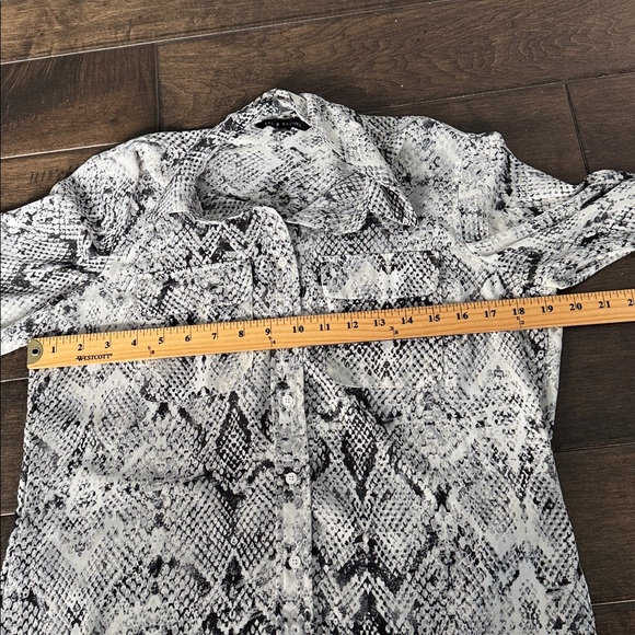 ❤️3/$30 Zac & Rachel Women's Snake Print Button Up Blouse - Picture 5 of 7